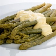 Зеленая спаржа под соусом