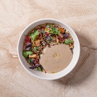 Зеленая гречка с грибами и соусом