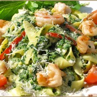 Зеленые феттучини с креветками и шпинатом в сливочном соусе