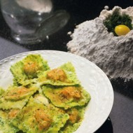 Зеленые равиоли с тыквой и соусом из шалфея