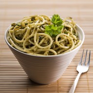 Зеленые спагетти с песто из спаржи и кедровых орешков