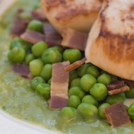 Зеленый горошек с панчеттой и луком-шалотом