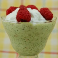 Зеленый пудинг из тапиоки с зеленым чаем и фисташками