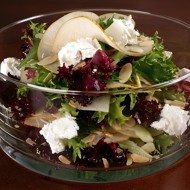 Зеленый салат с грушей, горгонзолой, сушеной клюквой и горчичной заправкой