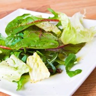 Зеленый салат с лимонной заправкой