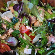 Зеленый салат с семгой и фетой