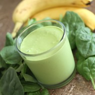 Зеленый банановый смузи со шпинатом