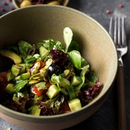 Зеленый микс-салат с авокадо