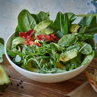 Зеленый салат с авокадо и семенами подсолнуха