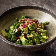 Зеленый салат с брокколи, киноа, орешками и маринованной моцареллой