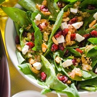 Зеленый салат с козьим сыром, сушеной клюквой и арахисом