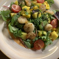 Зеленый салат с креветками и манго