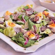 Зеленый салат с сельдью и горчичной заправкой