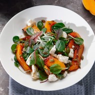 Зеленый салат с тыквой и фетой