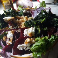 Зеленый салат со свеклой, белым сыром, киноа  и чипсами из капусты кейл