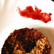 Зерновые гренки с малиновым джемом