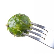 Жареная брюссельская капуста с белым вином и чесноком