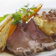 Жареная говядина на йоркширском пудинге с кремом из хрена