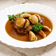 Жареная индейка с яблоками в кленовом соусе