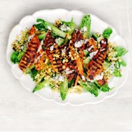 Жареная курица с кукурузным салатом