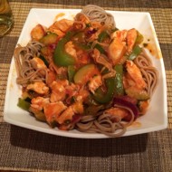 Жареная курица с зеленым перцем, зеленым луком и лапшой соба в соусе чили