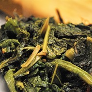 Жареная листовая горчица с чесноком и луком