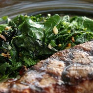 Жареная листовая капуста с луком и кунжутным маслом