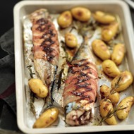 Жареная скумбрия в беконе