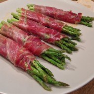 Жареная спаржа с хамоном