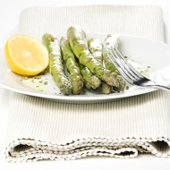 Жареная спаржа с лимонами и орегано