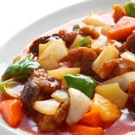 Жареная свинина с ананасами, томатами, зеленой фасолью и базиликом