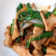 Жареная свинина с мангольдом