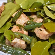 Жареная свинина с рыбным соусом и зеленой фасолью