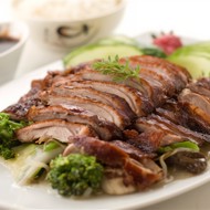 Жареная утка с пак-чоем в устричном соусе