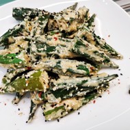 Жареная бамия в чесночном соусе