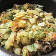 Жареная картошка с зеленью