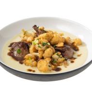 Жареная куриная печень с кремом из порея