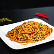 Жареная лапша с говядиной и перцем