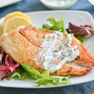 Жареная рыба под йогуртом с зеленью