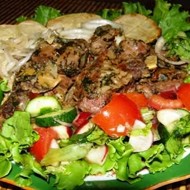 Жареная телятина с томатным соусом, маринованным луком и свежими овощами