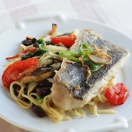 Жареная треска с рисовой лапшой и овощами