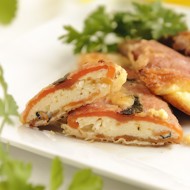 Жареные фаршированные козьим сыром, перцы и оливки