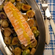 Жареные филе лосося и брюссельская капуста