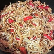 Жареные курица и креветки с лапшой соба и маринованным имбирем