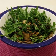 Жареные шампиньоны в соевом соусе с рукколой