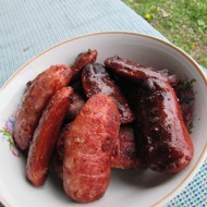 Жареные сосиски с помидорами и зеленью