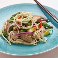 Жареные темпе и овощи с гречневой лапшой