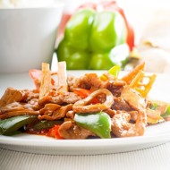 Жареные зеленые овощи с халлоуми и грибами