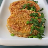 Жареные зеленые помидоры с молочной подливкой