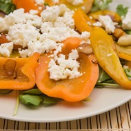 Жареные желтые чили на гриле с фетой и орегано